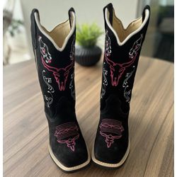 Bota Texana em Couro Preta Nobuk Touro Rosa - BTF ... - Botas Texanas Fabi