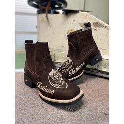 Botina em Couro Nobuck com Cavalo Personalizada -... - Botas Texanas Fabi