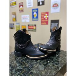 Botina em Couro Preto com Correntinha - BM23 - Botas Texanas Fabi