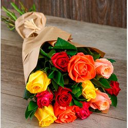 Buquê 12 Rosas Coloridas no kraft - Floricultura FLORA BARIGUI