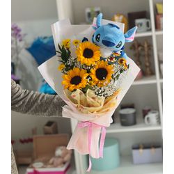 Buquê Girassóis e Stitch - Floricultura FLORA BARIGUI