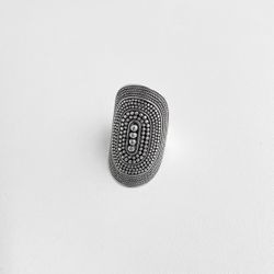 Anel oval indiano grande com bolinhas verticais pr... - BRAGHETTO