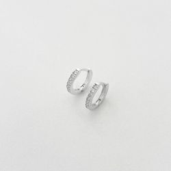 Brinco argola fina uma fileira com zircônias prata... - BRAGHETTO