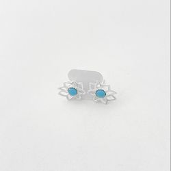 Brinco flor de lótus vazada com pedra turquesa no ... - BRAGHETTO