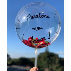 Balão com Petalas de Rosa e Bombons - CAFECOMPAO I Cestas de Café da Manhâ Curitiba