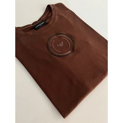 Camiseta Luxo Arm Estampada - Marrom - 10500387 - Atacado da Camiseteria Poa