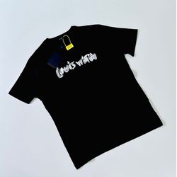 Camiseta Importação LV Estampada - Preto - Importa... - Atacado da Camiseteria Poa