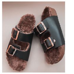 Sandalia Ox Duas Fivelas em Couro cor Preta com Lã ovelha - Ox.Acessórios