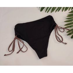 Calcinha Hot Pant Preto - Tiras listrado nude - CARIOKAS MODA PRAIA