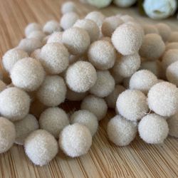 Pompom 1cm Bege - Cores aproximadamente 100un - 50... - CHAMMA FESTA