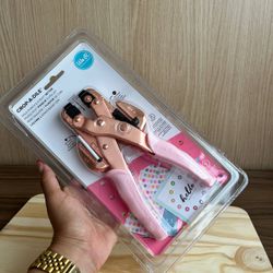 Aplicador de Ilhós Crop-A-Dile (We R Memory Keeper... - CHAMMA FESTA