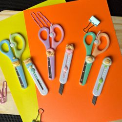 Kit Papelaria 2 Peças – Tesoura + Estilete Retráti... - CHAMMA FESTA