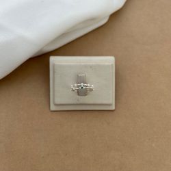 ANEL 2 AROS: 1 COM 5 ZIRCÔNIAS NA COR CRISTAL E OU... - C Martiniano Joias