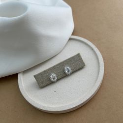 BRINCO COM ZIRCÔNIA OVAL PONTO DE LUZ NA LATERAL D... - C Martiniano Joias