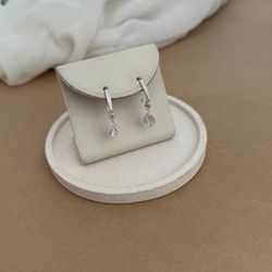 BRINCO ZIRC GOTA CRISTAL PENDURADO E PONTO DE LUZ ... - C Martiniano Joias