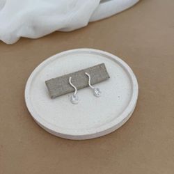 BRINCO TRAÇO CURVADO CRAVEJADO COM ZIRCONIA OVAL G... - C Martiniano Joias