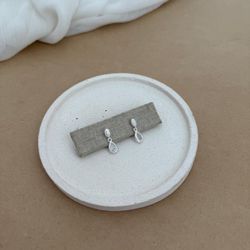 BRINCO OVAL CRAVEJADO COM GOTA DE ZIRCÔNIA CRISTAL... - C Martiniano Joias
