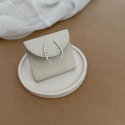 EAR CUFF TRANÇADO COM 7 ZIRC NAVETE CRISTAL DE TAR... - C Martiniano Joias