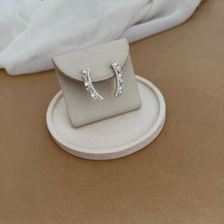 EAR CUFF 1 FILEIRA CRAVEJADA E OUTRA COM ZIRC REDO... - C Martiniano Joias