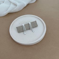 BRINCO 3 TRAÇOS LISOS 1 COM ZIRC GOTA CRISTAL NA P... - C Martiniano Joias
