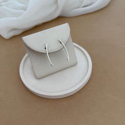 Earcuff Traço Liso Levemente Ondulado e Arredondad... - C Martiniano Joias