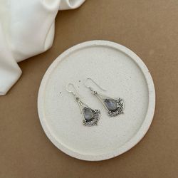 BRINCO PEDRA DA LUA GOTA COM DETALHES ENVELHECIDOS... - C Martiniano Joias