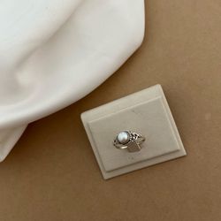 ANEL PÉROLA COM DETALHES LATERAIS ENVELHECIDOS - 2... - C Martiniano Joias