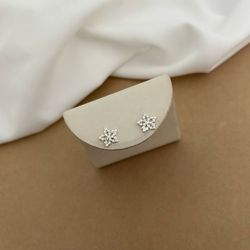 BRINCO FLOR COM 5 PÉTALAS VAZADAS TRABALHADAS DE T... - C Martiniano Joias