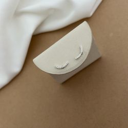 BRINCO TRAÇO CURVADO COM MINI ZIRCÔNIAS CRISTAIS D... - C Martiniano Joias