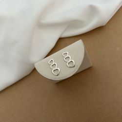 EAR CUFF 3 CORAÇÕES PEQUENO MÉDIO E GRANDE VAZADOS... - C Martiniano Joias