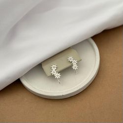 EARCUFF COM 3 MARGARIDAS DE PRATA CLARA COM MINI Z... - Paraíso da Prata
