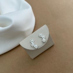 EARCUFF COM 3 MARGARIDAS DE PRATA CLARA COM MINI Z... - C Martiniano Joias