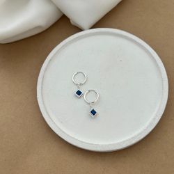 ARGOLINHA COM ZIRCÔNIA QUADRADA SAFIRA PENDURADA -... - C Martiniano Joias