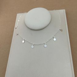 CHOKER 7 PLAQUINHAS REDONDAS PENDURADAS ELOS ALONG... - C Martiniano Joias