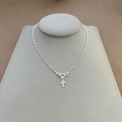 CHOKER CORAÇÃO VAZADO COM CRUZ LISA PENDURADA ELOS... - C Martiniano Joias