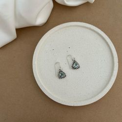 BRINCO PEDRA NATURAL TRIÂNGULO TOPÁZIO AZUL COM DE... - C Martiniano Joias