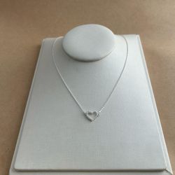 COLAR CORAÇÃO VAZADO METADE MINI ZIRCÔNIA E GARRIN... - C Martiniano Joias