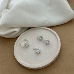 CONJUNTO BRINCO,ANEL E PINGENTE FLOR ZIRCÔNIA AZUL... - C Martiniano Joias