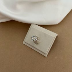 ANEL CORAÇÃO VAZADO COM MINI ZIRCÔNIAS ONIX LATERA... - C Martiniano Joias