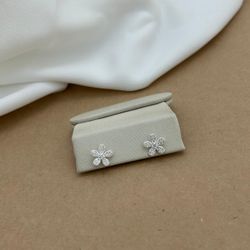 BRINCO FLOR 5 PÉTALAS COM MINI ZIRCÔNIAS DE TARRAX... - C Martiniano Joias