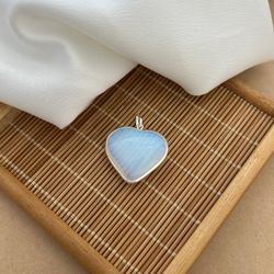 PINGENTE CORAÇÃO PEDRA NATURAL OPALINA COM BORDA P... - C Martiniano Joias
