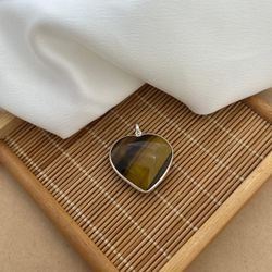 PINGENTE CORAÇÃO PEDRA NATURAL OLHO DE TIGRE COM B... - C Martiniano Joias