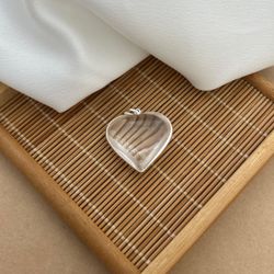 PINGENTE CORAÇÃO PEDRA NATURAL CRISTAL COM BORDA P... - C Martiniano Joias