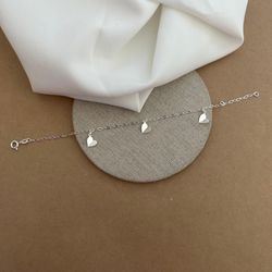 PULSEIRA COM 3 CORAÇÕES ORIGAME PENDURADOS ELOS AL... - C Martiniano Joias