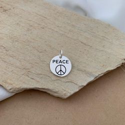 PINGENTE PLACA REDONDA PEQUENA ESCRITO PEACE E SÍM... - C Martiniano Joias