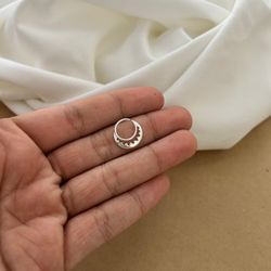 PIERCING HELIX MEIA LUA COM DELALHES PONTUDO - 185... - C Martiniano Joias