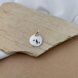 PINGENTE MEDALHA DESENHO MENINA CACHORRINHO CORAÇÃ... - C Martiniano Joias