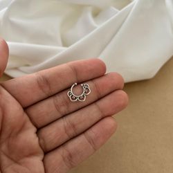PIERCING FAKE ARGOLA FLOR PETALAS VAZ ARRED ENV. -... - C Martiniano Joias