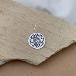 PINGENTE MEDALHA MÉDIA FLOR DE LÓTUS E GANESHA LAS... - C Martiniano Joias
