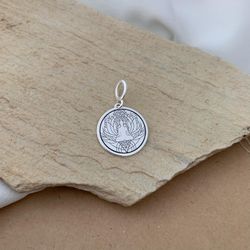 PINGENTE MEDALHA MÉDIA FLOR DE LÓTUS E MEDITAÇÃO L... - C Martiniano Joias